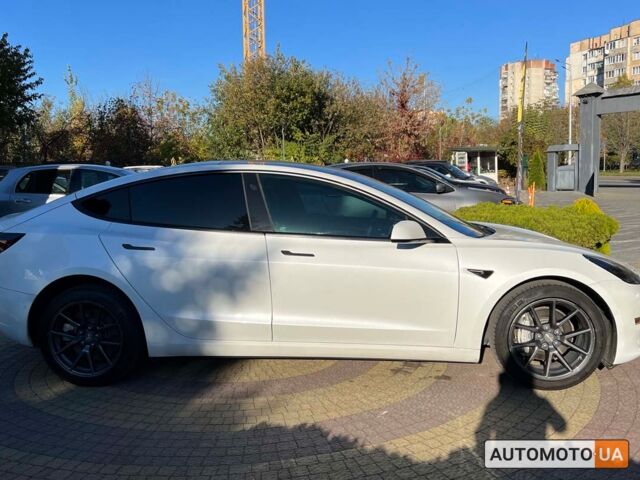 Белый Тесла Модель 3, объемом двигателя 55 л и пробегом 65 тыс. км за 23200 $, фото 7 на Automoto.ua
