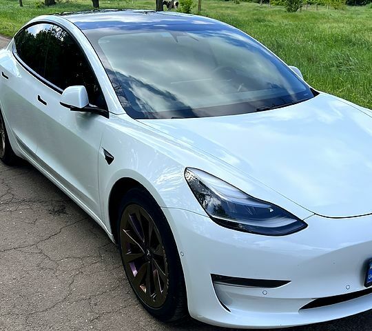Білий Тесла Модель 3, об'ємом двигуна 0 л та пробігом 93 тис. км за 16500 $, фото 1 на Automoto.ua