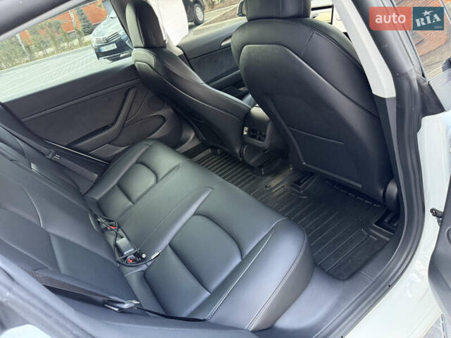 Белый Тесла Модель 3, объемом двигателя 0 л и пробегом 37 тыс. км за 19999 $, фото 123 на Automoto.ua