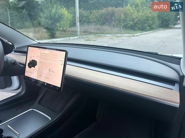 Белый Тесла Модель 3, объемом двигателя 0 л и пробегом 98 тыс. км за 18750 $, фото 24 на Automoto.ua