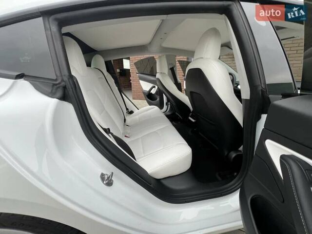 Белый Тесла Модель 3, объемом двигателя 0 л и пробегом 74 тыс. км за 21999 $, фото 5 на Automoto.ua
