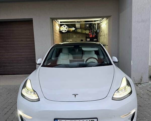 Белый Тесла Модель 3, объемом двигателя 0 л и пробегом 59 тыс. км за 22800 $, фото 1 на Automoto.ua