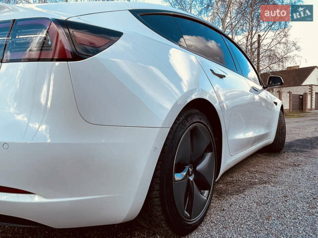 Белый Тесла Модель 3, объемом двигателя 0 л и пробегом 49 тыс. км за 20000 $, фото 2 на Automoto.ua