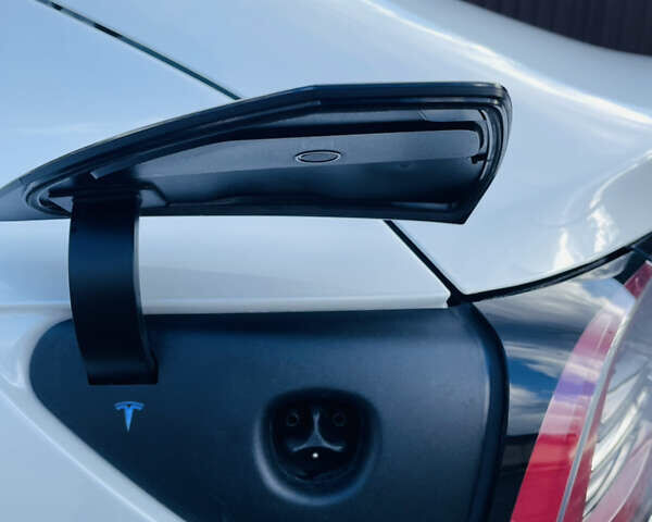 Белый Тесла Модель 3, объемом двигателя 0 л и пробегом 49 тыс. км за 20000 $, фото 11 на Automoto.ua