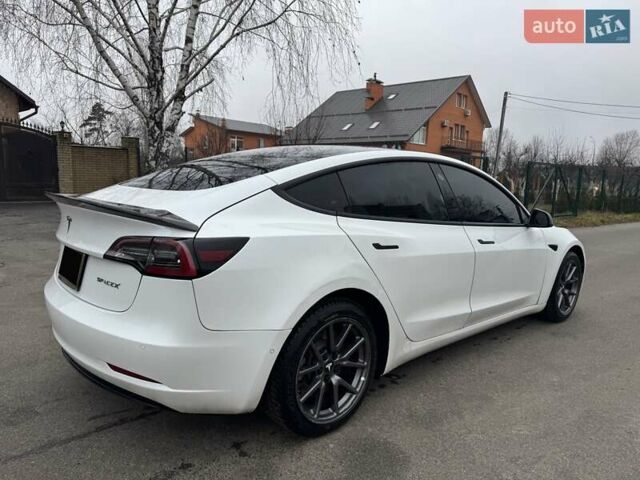 Белый Тесла Модель 3, объемом двигателя 0 л и пробегом 111 тыс. км за 16000 $, фото 2 на Automoto.ua