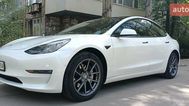 Білий Тесла Модель 3, об'ємом двигуна 0 л та пробігом 49 тис. км за 25900 $, фото 2 на Automoto.ua
