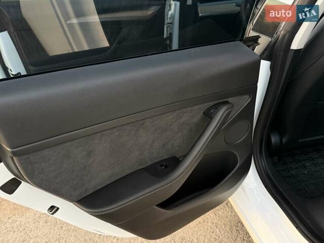 Білий Тесла Модель 3, об'ємом двигуна 0 л та пробігом 88 тис. км за 20950 $, фото 40 на Automoto.ua