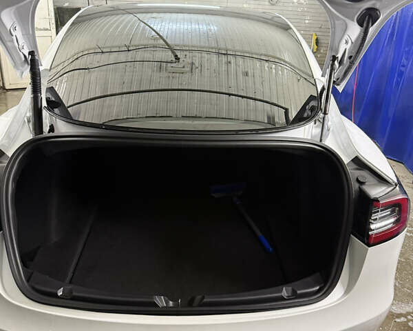 Білий Тесла Модель 3, об'ємом двигуна 0 л та пробігом 78 тис. км за 18900 $, фото 8 на Automoto.ua