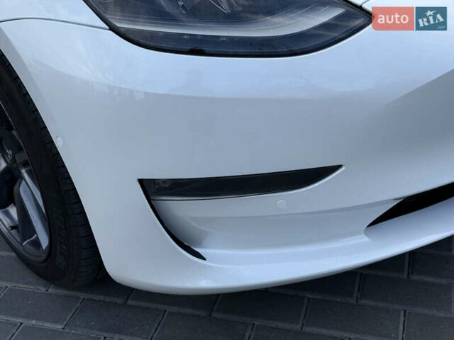 Белый Тесла Модель 3, объемом двигателя 0 л и пробегом 37 тыс. км за 19999 $, фото 78 на Automoto.ua