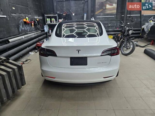 Білий Тесла Модель 3, об'ємом двигуна 0 л та пробігом 84 тис. км за 22500 $, фото 1 на Automoto.ua