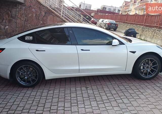 Белый Тесла Модель 3, объемом двигателя 0 л и пробегом 63 тыс. км за 17990 $, фото 3 на Automoto.ua