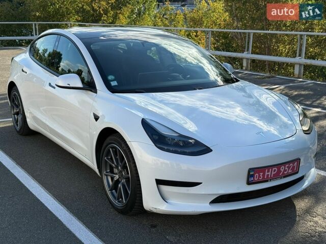Белый Тесла Модель 3, объемом двигателя 0 л и пробегом 302 тыс. км за 13500 $, фото 1 на Automoto.ua
