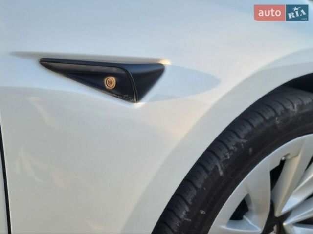 Белый Тесла Модель 3, объемом двигателя 0 л и пробегом 74 тыс. км за 18300 $, фото 16 на Automoto.ua