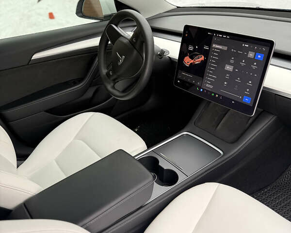 Білий Тесла Модель 3, об'ємом двигуна 0 л та пробігом 63 тис. км за 17900 $, фото 11 на Automoto.ua