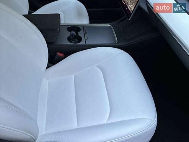Білий Тесла Модель 3, об'ємом двигуна 0 л та пробігом 64 тис. км за 19999 $, фото 7 на Automoto.ua