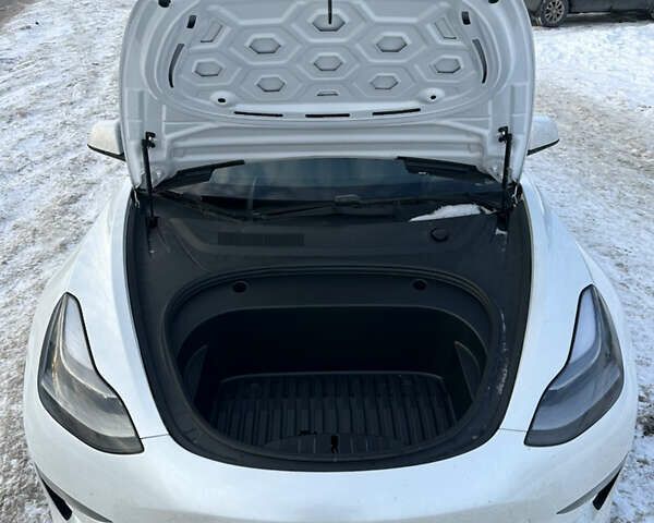 Білий Тесла Модель 3, об'ємом двигуна 0 л та пробігом 110 тис. км за 18900 $, фото 6 на Automoto.ua