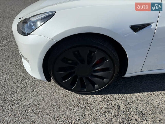 Белый Тесла Модель 3, объемом двигателя 0 л и пробегом 68 тыс. км за 27000 $, фото 6 на Automoto.ua