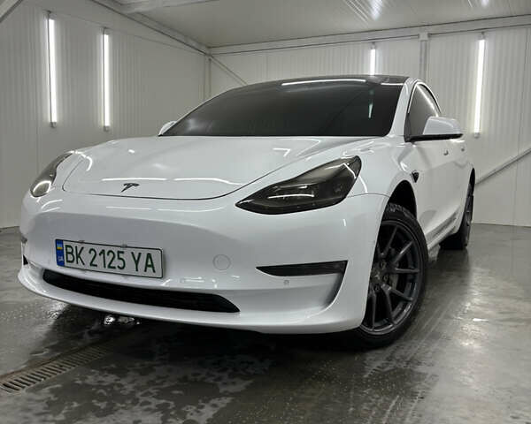 Білий Тесла Модель 3, об'ємом двигуна 0 л та пробігом 113 тис. км за 20200 $, фото 1 на Automoto.ua