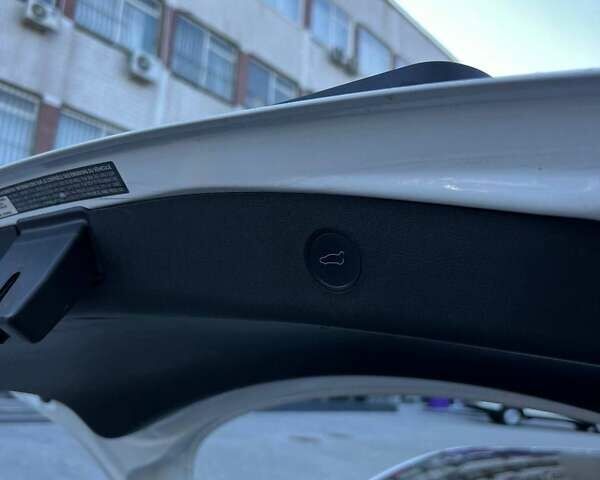 Белый Тесла Модель 3, объемом двигателя 0 л и пробегом 90 тыс. км за 18000 $, фото 2 на Automoto.ua