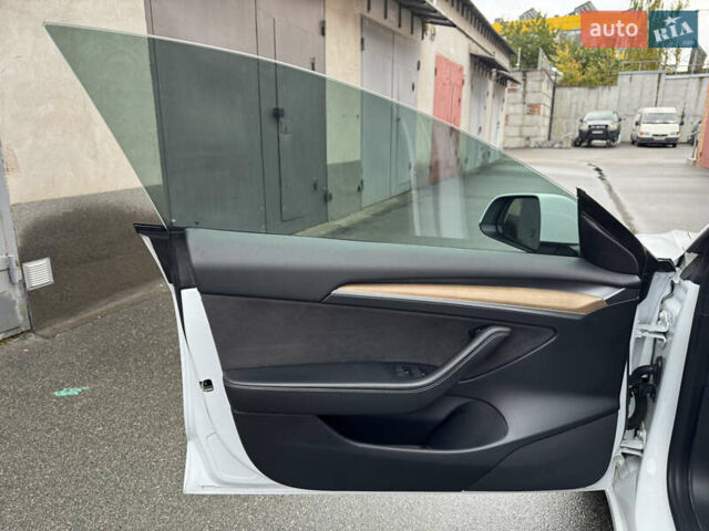 Белый Тесла Модель 3, объемом двигателя 0 л и пробегом 45 тыс. км за 29000 $, фото 28 на Automoto.ua