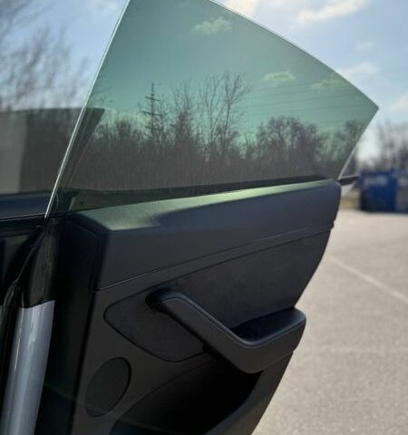 Білий Тесла Модель 3, об'ємом двигуна 0 л та пробігом 63 тис. км за 22000 $, фото 10 на Automoto.ua