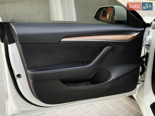 Белый Тесла Модель 3, объемом двигателя 0 л и пробегом 37 тыс. км за 19999 $, фото 146 на Automoto.ua