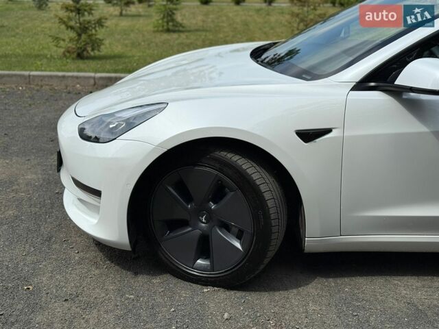 Белый Тесла Модель 3, объемом двигателя 0 л и пробегом 130 тыс. км за 17999 $, фото 15 на Automoto.ua
