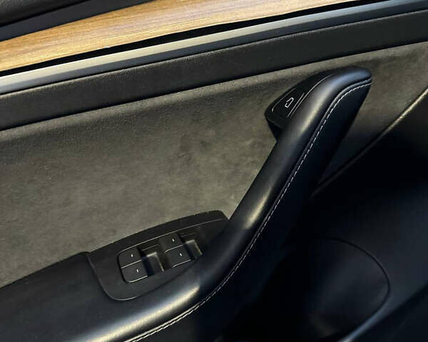 Белый Тесла Модель 3, объемом двигателя 0 л и пробегом 91 тыс. км за 22100 $, фото 16 на Automoto.ua