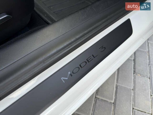 Белый Тесла Модель 3, объемом двигателя 0 л и пробегом 37 тыс. км за 19999 $, фото 127 на Automoto.ua