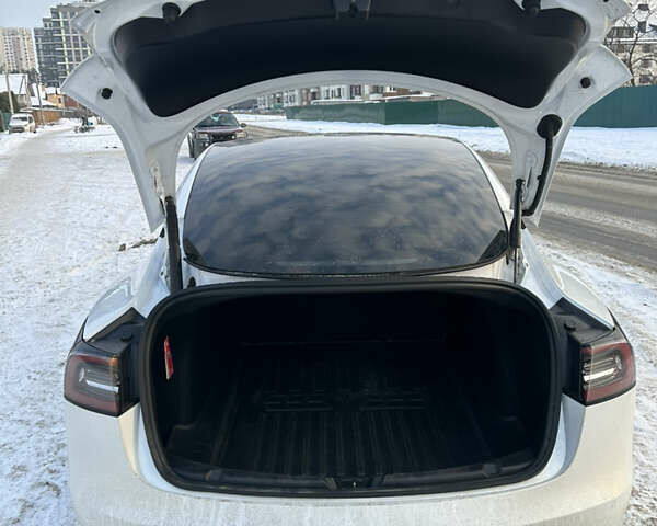 Білий Тесла Модель 3, об'ємом двигуна 0 л та пробігом 110 тис. км за 18900 $, фото 7 на Automoto.ua