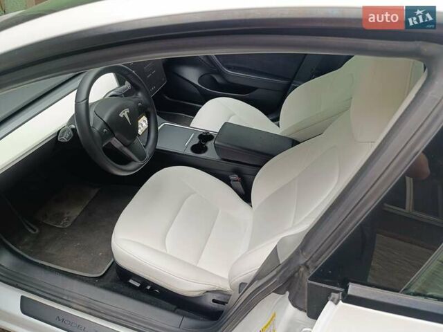 Белый Тесла Модель 3, объемом двигателя 0 л и пробегом 43 тыс. км за 20000 $, фото 4 на Automoto.ua