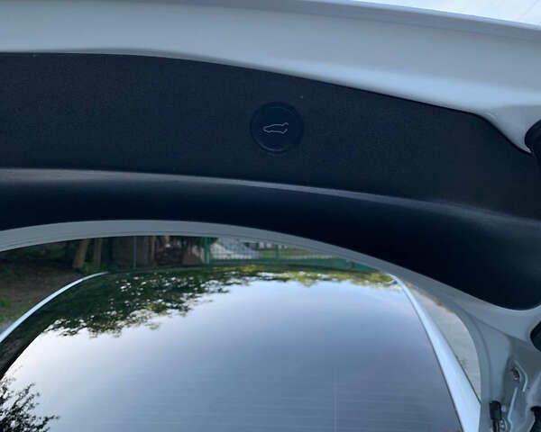 Білий Тесла Модель 3, об'ємом двигуна 0 л та пробігом 200 тис. км за 17000 $, фото 18 на Automoto.ua