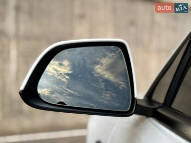 Білий Тесла Модель 3, об'ємом двигуна 0 л та пробігом 62 тис. км за 18500 $, фото 25 на Automoto.ua