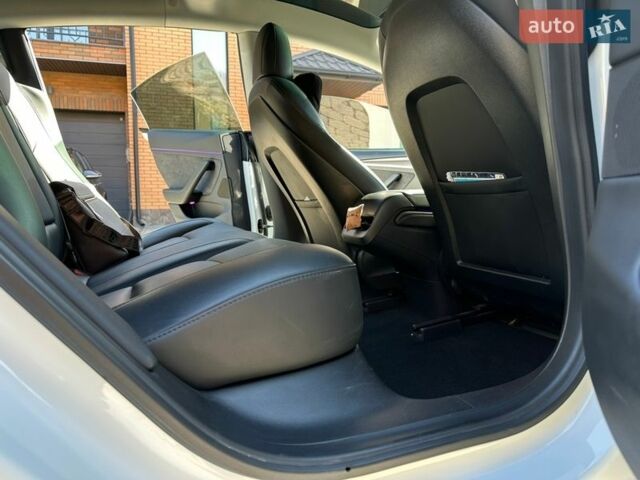 Білий Тесла Модель 3, об'ємом двигуна 0 л та пробігом 112 тис. км за 21500 $, фото 19 на Automoto.ua