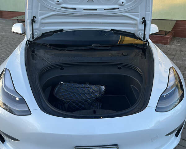 Білий Тесла Модель 3, об'ємом двигуна 0 л та пробігом 69 тис. км за 20000 $, фото 22 на Automoto.ua