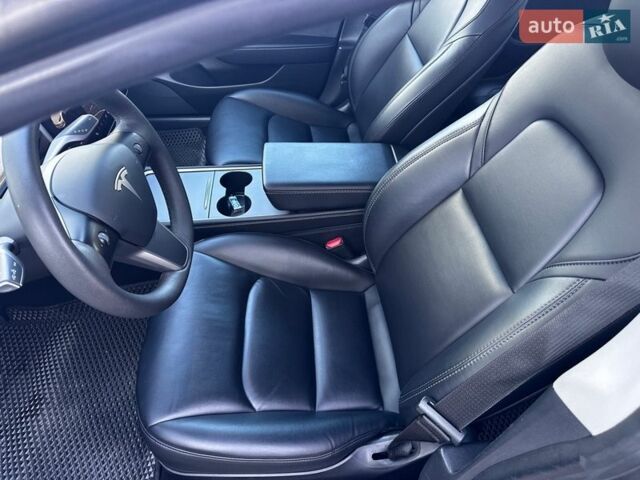 Білий Тесла Модель 3, об'ємом двигуна 0 л та пробігом 65 тис. км за 17950 $, фото 16 на Automoto.ua