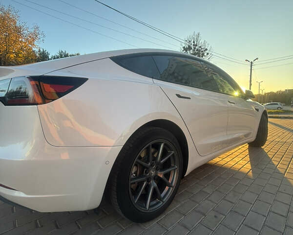 Белый Тесла Модель 3, объемом двигателя 0 л и пробегом 80 тыс. км за 25000 $, фото 4 на Automoto.ua