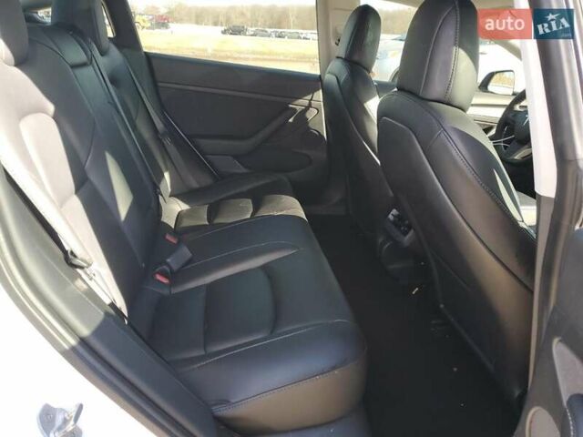 Белый Тесла Модель 3, объемом двигателя 0 л и пробегом 61 тыс. км за 7500 $, фото 9 на Automoto.ua