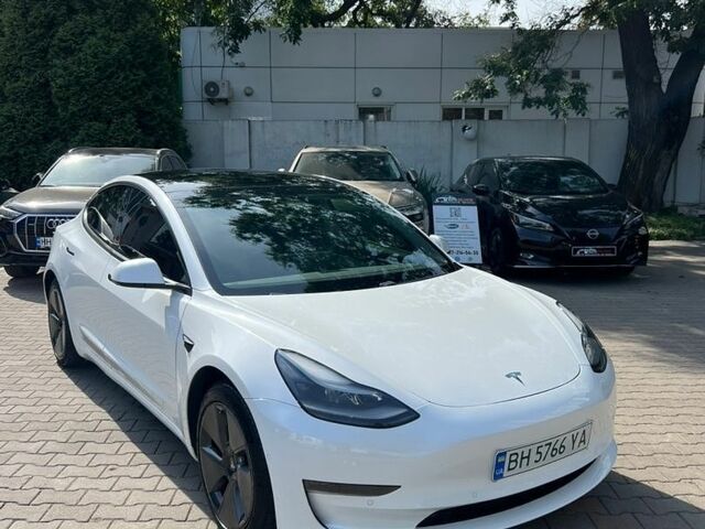 Білий Тесла Модель 3, об'ємом двигуна 0 л та пробігом 100 тис. км за 17900 $, фото 1 на Automoto.ua