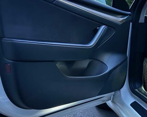 Тесла Модель 3 2021 у Києві на Automoto.ua Білий Тесла Модель 3, об'ємом двигуна 0 л та пробігом 105 тис. км за 19500 $, фото 18 на Automoto.ua