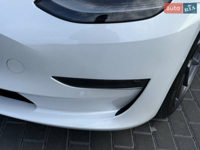 Белый Тесла Модель 3, объемом двигателя 0 л и пробегом 37 тыс. км за 19999 $, фото 81 на Automoto.ua