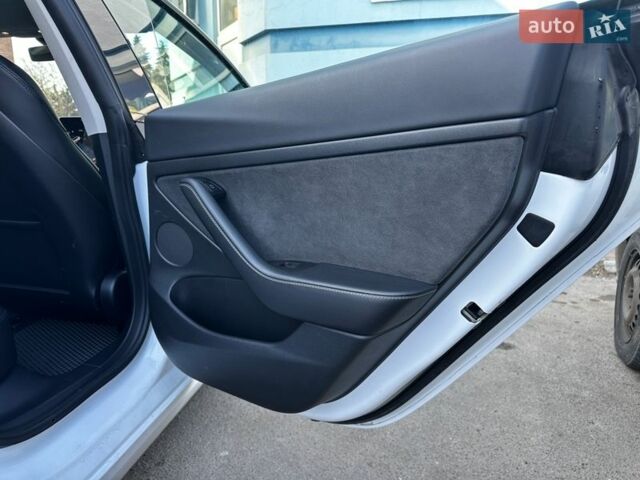 Білий Тесла Модель 3, об'ємом двигуна 0 л та пробігом 65 тис. км за 17950 $, фото 24 на Automoto.ua