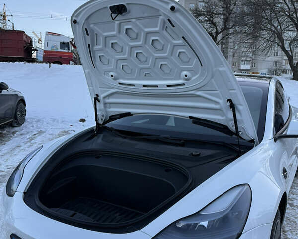 Белый Тесла Модель 3, объемом двигателя 0 л и пробегом 42 тыс. км за 19500 $, фото 22 на Automoto.ua