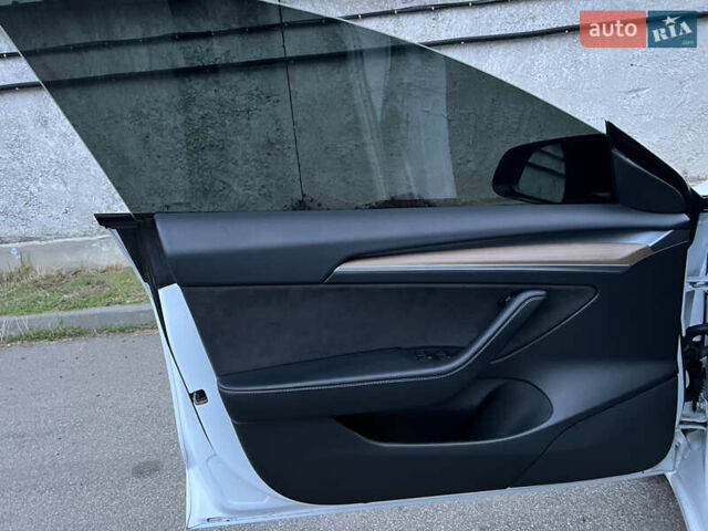 Белый Тесла Модель 3, объемом двигателя 0 л и пробегом 52 тыс. км за 21500 $, фото 16 на Automoto.ua