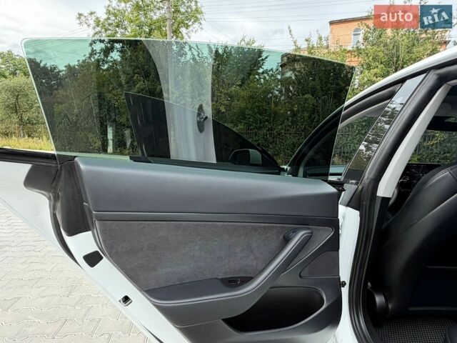 Белый Тесла Модель 3, объемом двигателя 0 л и пробегом 90 тыс. км за 14888 $, фото 45 на Automoto.ua