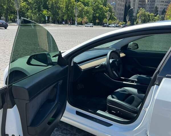 Белый Тесла Модель 3, объемом двигателя 0 л и пробегом 167 тыс. км за 18900 $, фото 5 на Automoto.ua