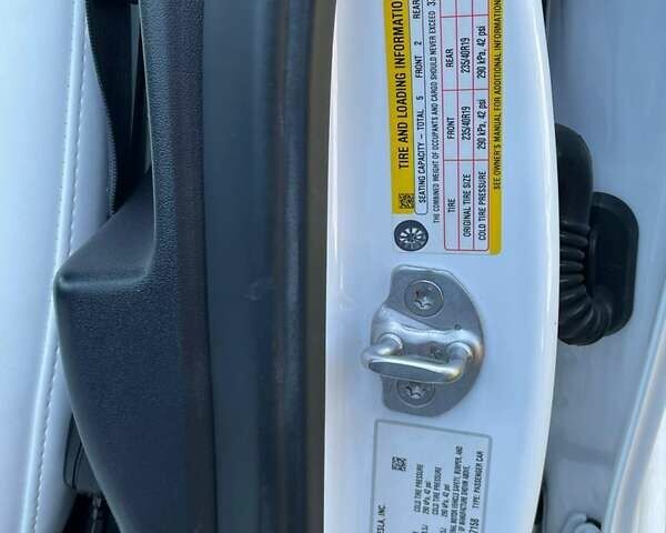 Белый Тесла Модель 3, объемом двигателя 0 л и пробегом 63 тыс. км за 25500 $, фото 14 на Automoto.ua