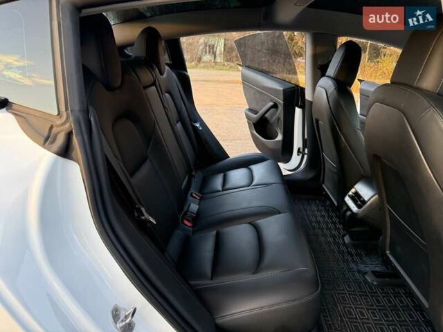 Білий Тесла Модель 3, об'ємом двигуна 0 л та пробігом 88 тис. км за 20950 $, фото 28 на Automoto.ua