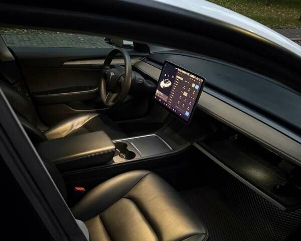 Тесла Модель 3 2021 у Києві на Automoto.ua Білий Тесла Модель 3, об'ємом двигуна 0 л та пробігом 105 тис. км за 19500 $, фото 12 на Automoto.ua