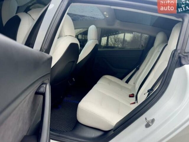 Білий Тесла Модель 3, об'ємом двигуна 0 л та пробігом 84 тис. км за 18900 $, фото 19 на Automoto.ua